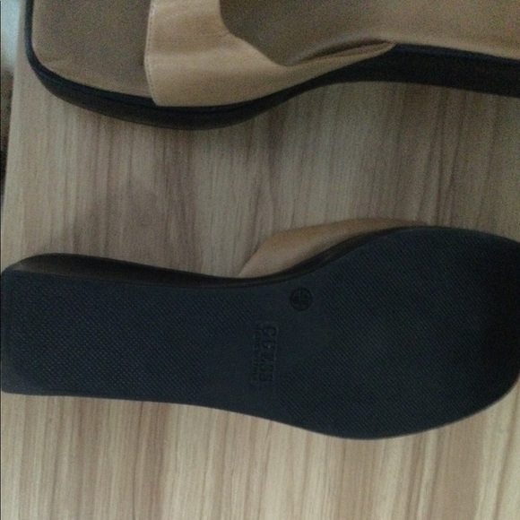 Genuine Guess leather slides barely worn - Picture 3 of 3